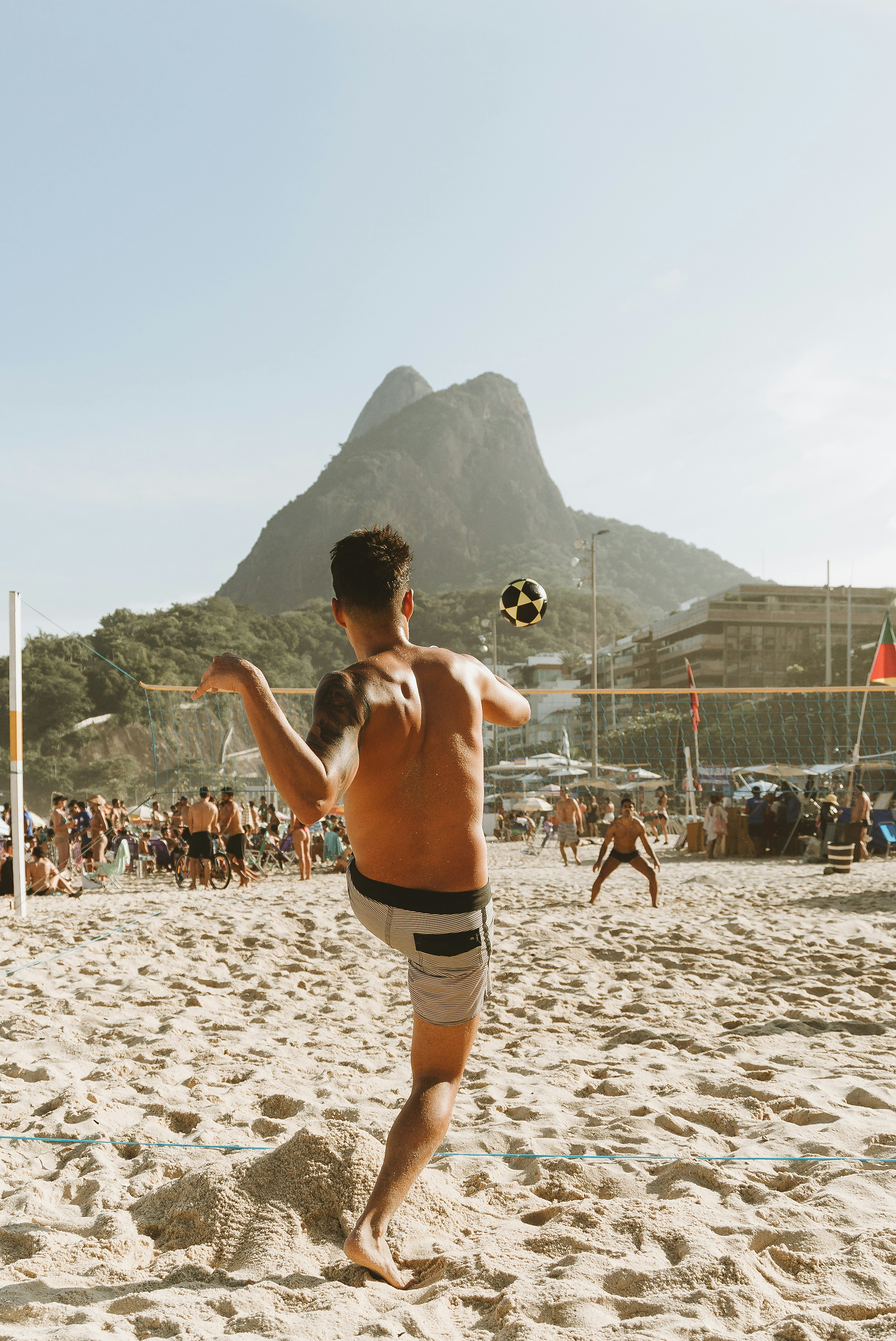 Spiller fotball på stranden i Rio, Brasil. Foto.