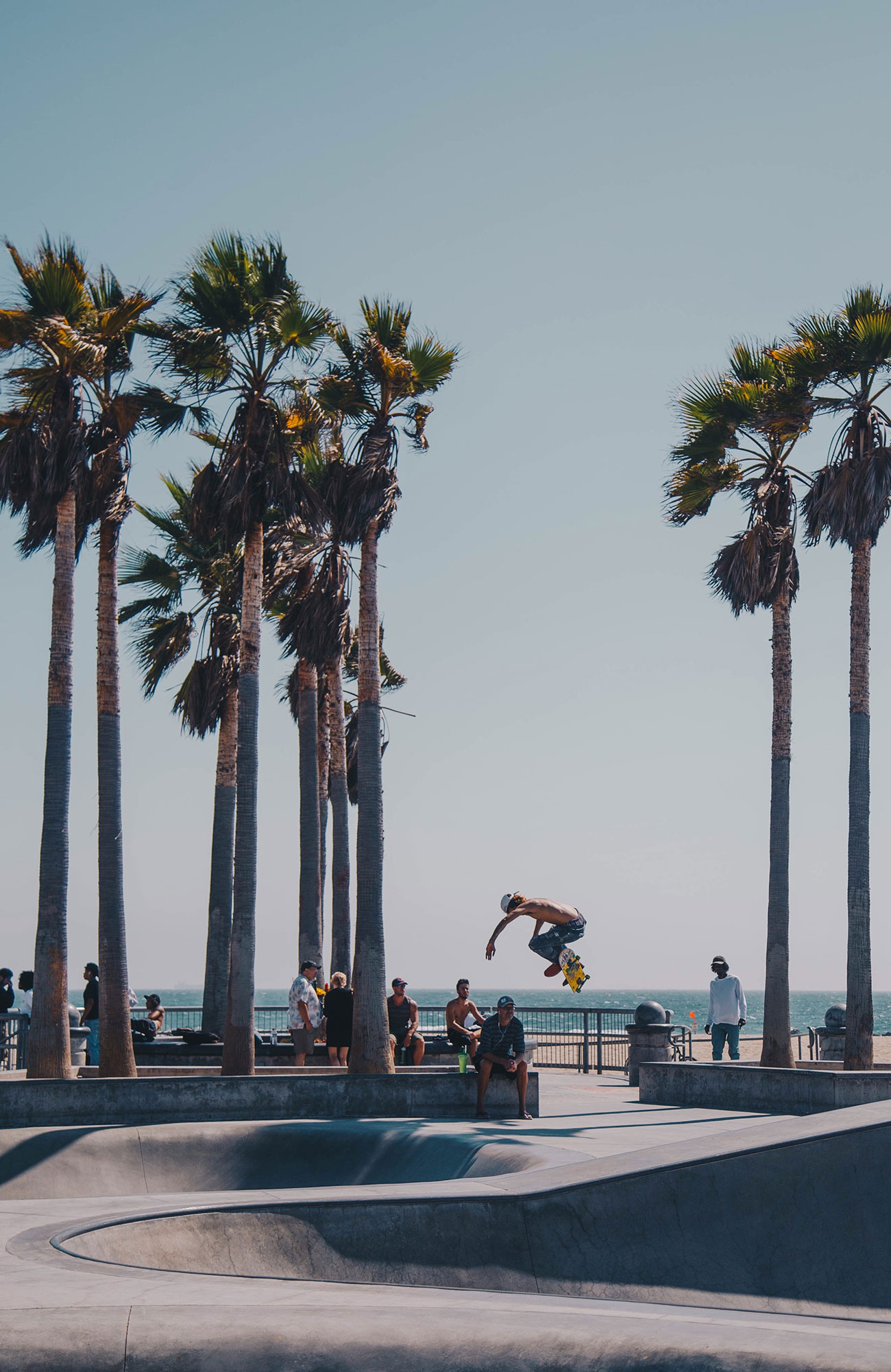 Nyt late dager på Venice Beach og få med deg alle skaterne som viser frem sine beste triks i surfbowlen