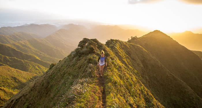 Gå opp til toppen av fjellene på Hawaii før soloppgangen for å nyte den vakre utsikten