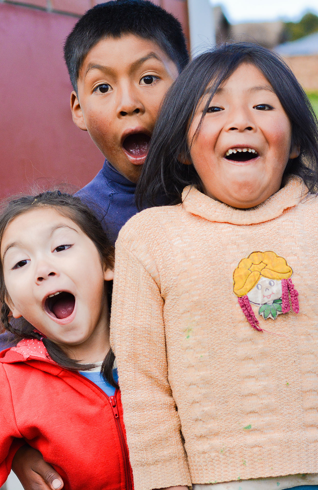 Barn som smiler på et frivillighetsprosjekt i Sør-Amerika