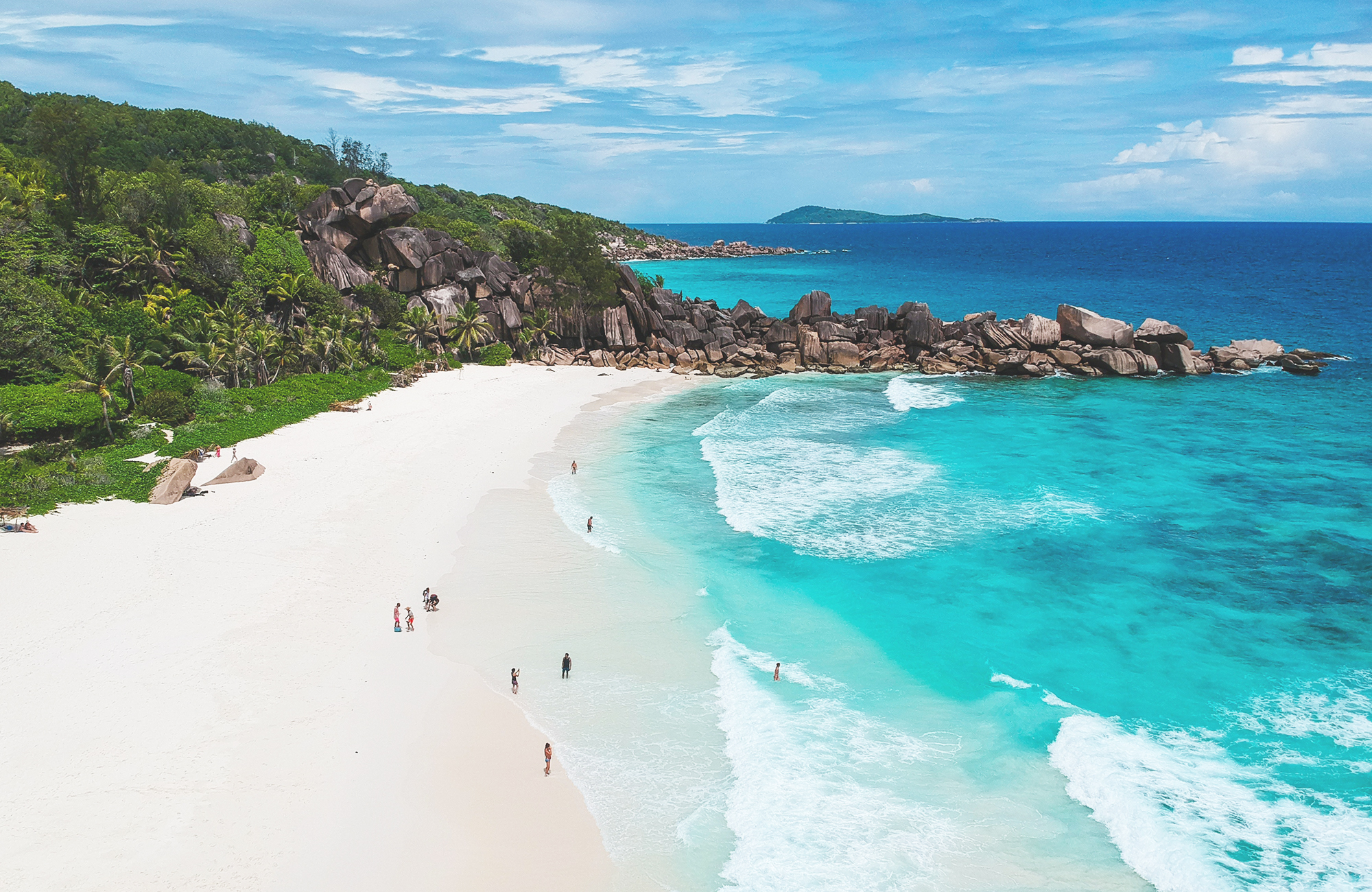 Hvit sandstrand på Seychellene med turkist vann. Foto.