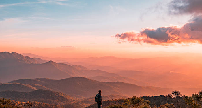 opplev solnedgangen over fjellene i Chiang Mai på reisen gjennom indokina