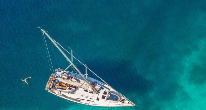 flyfoto av seilbåt på øyhopping i Maldivene