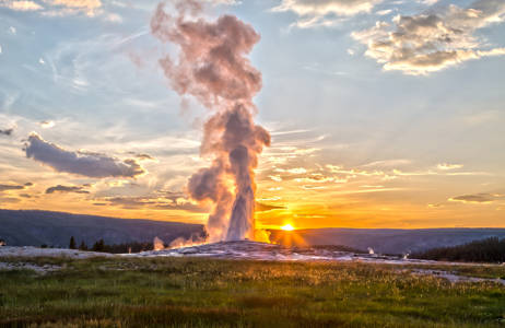 yellowstone-national-park-old-faitful-geyser-sunset-cover