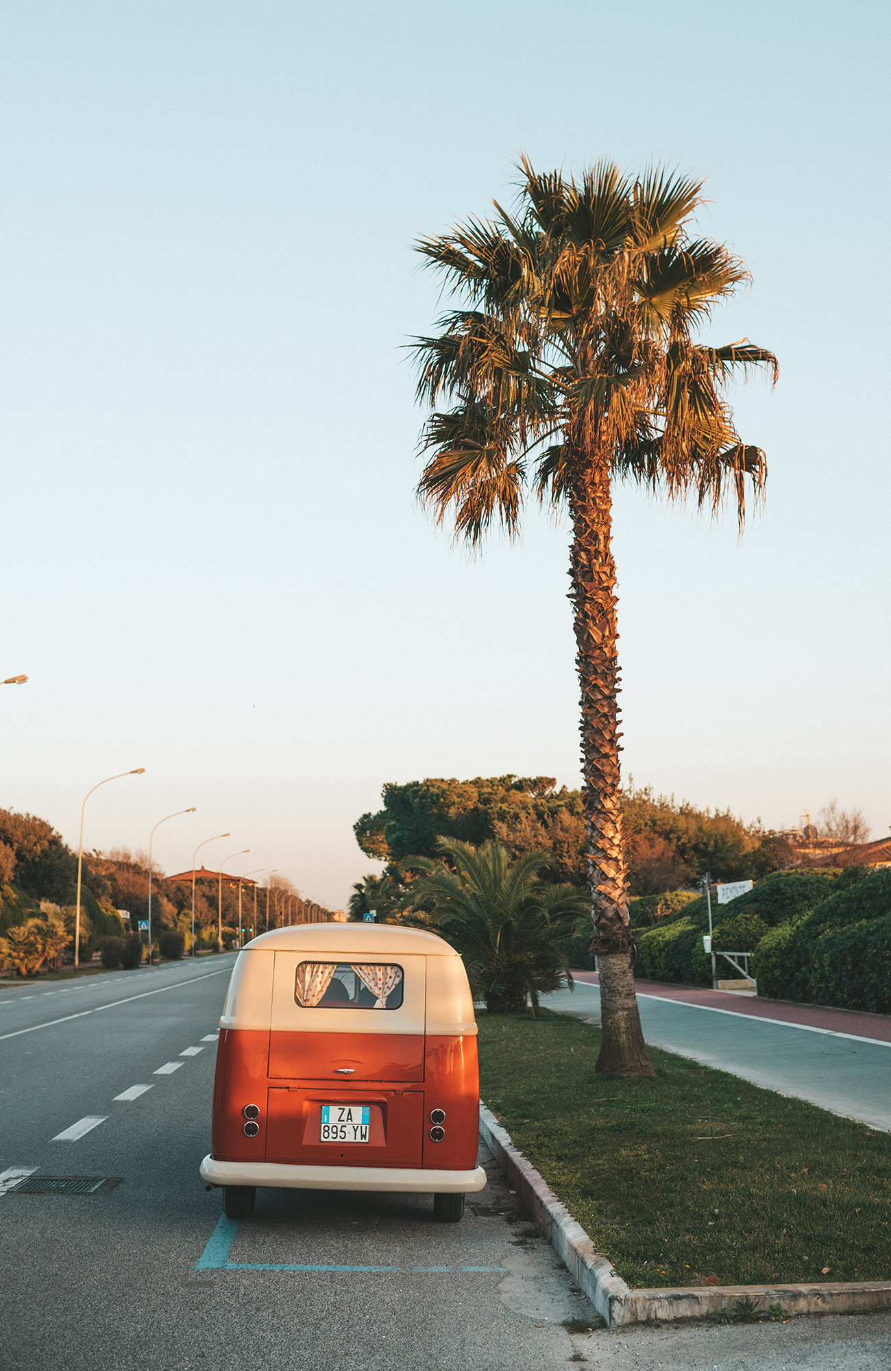 Retro campervan på veien med palmer på siden i Tulum.Foto.