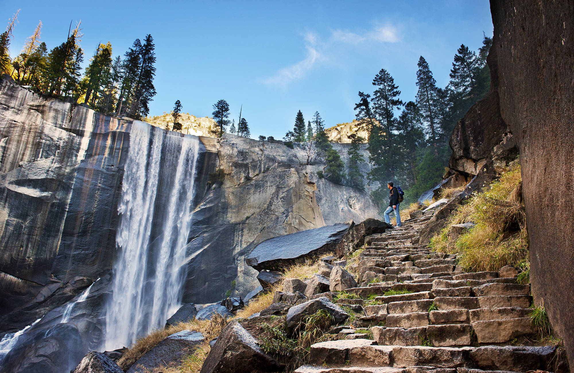 usa-california-yosemite-national-park-vernal-falls-hiker