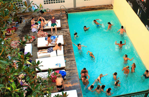 florence-plus-hostel-pool-party