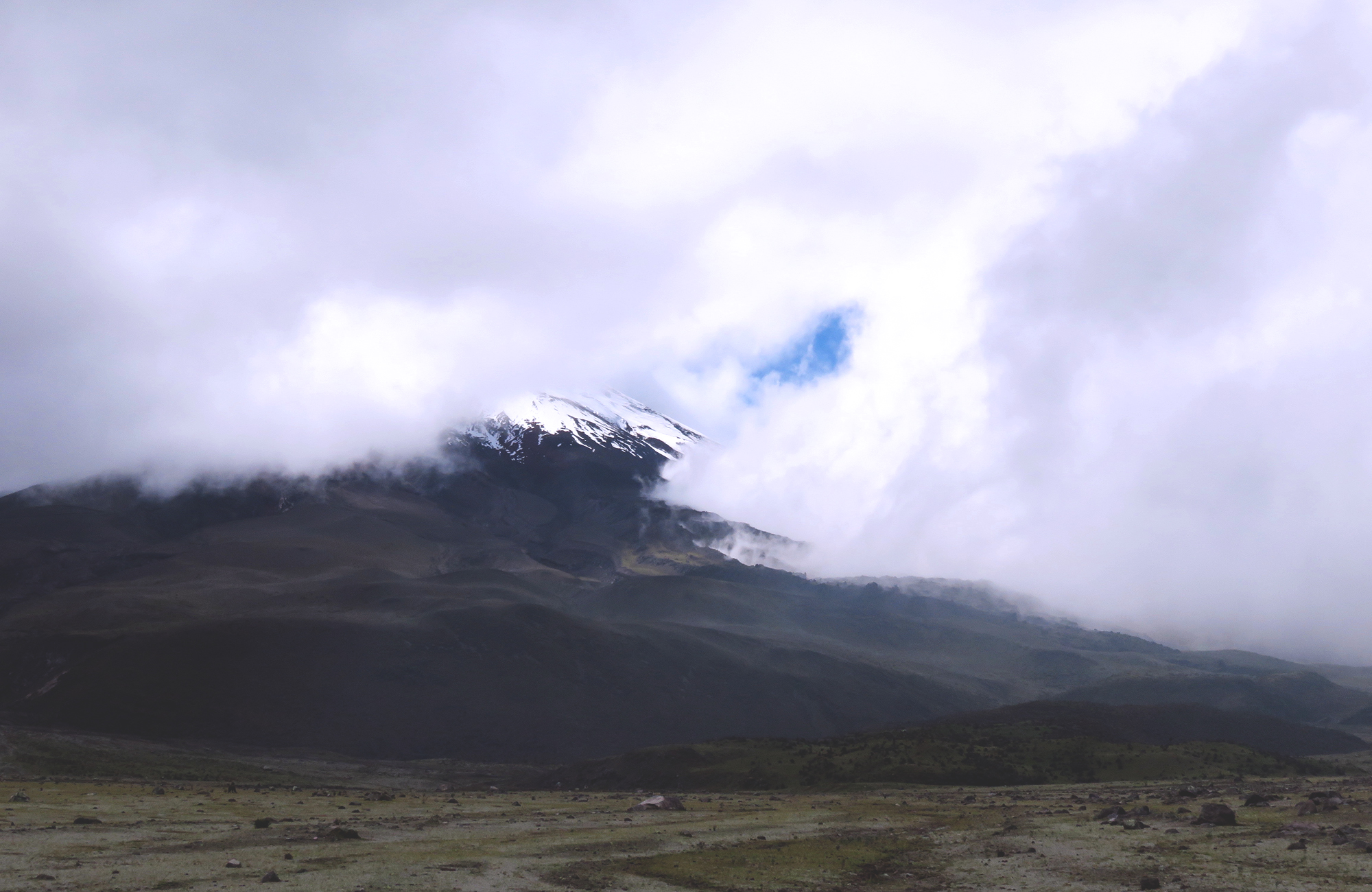ecuador-cotopaxi-fog-cover
