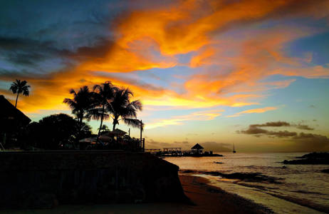se solnedgangen på stranden på seychellene