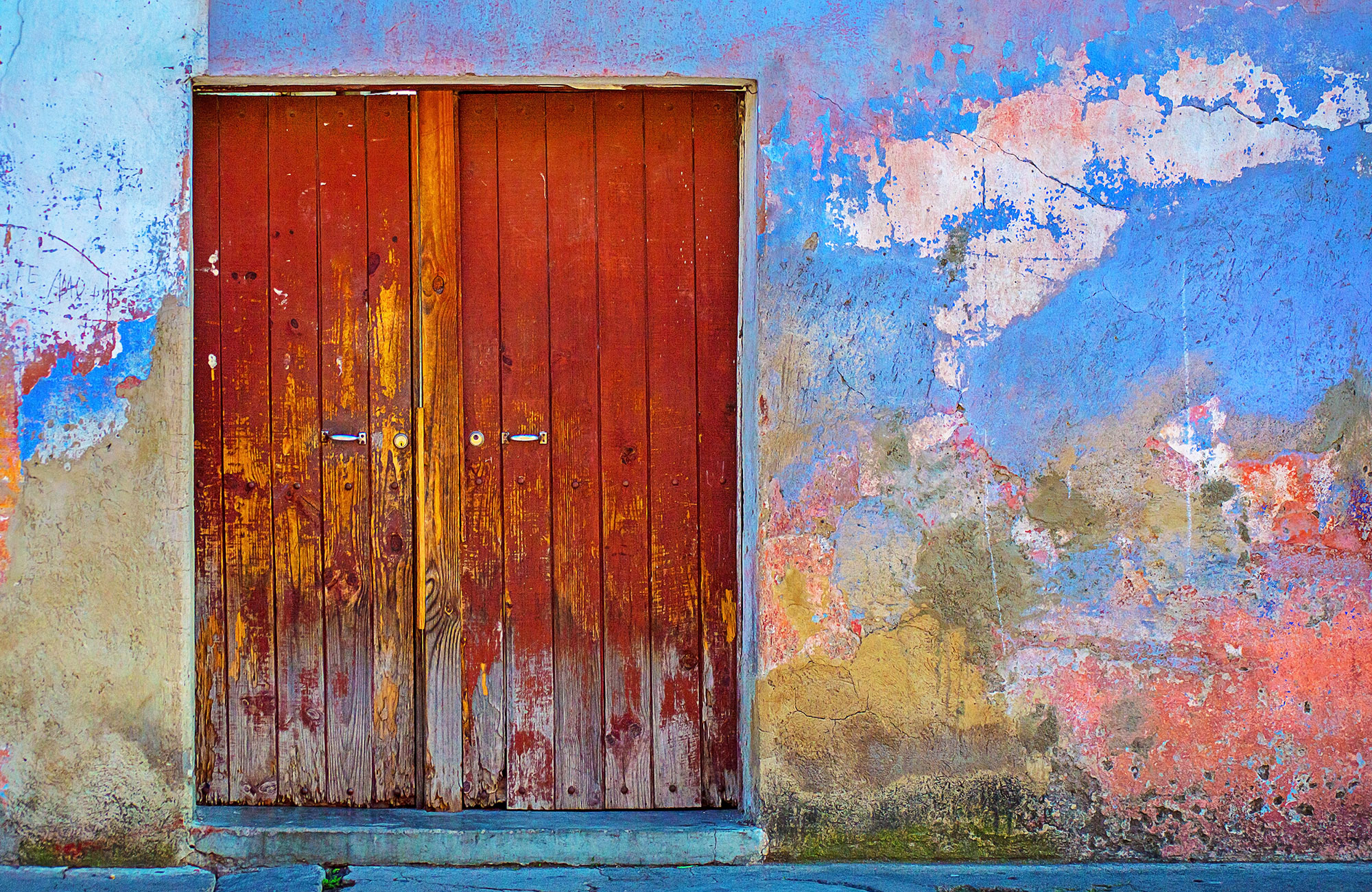 guatamala-antigua-colorful-wall