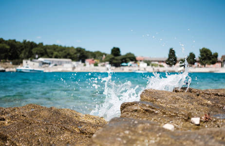 Bad i Azurblått hav på din reise til Kroatia
