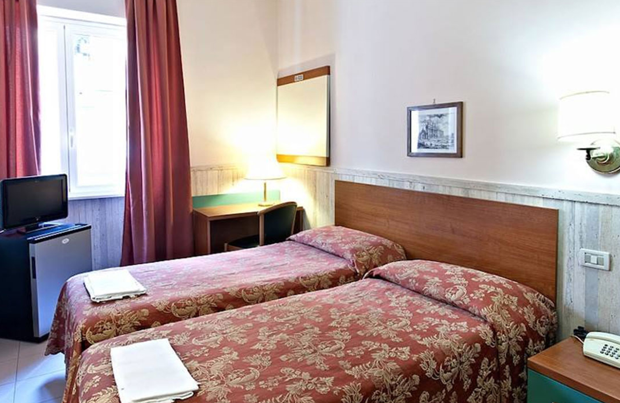 rome-hotel-pyramid-room