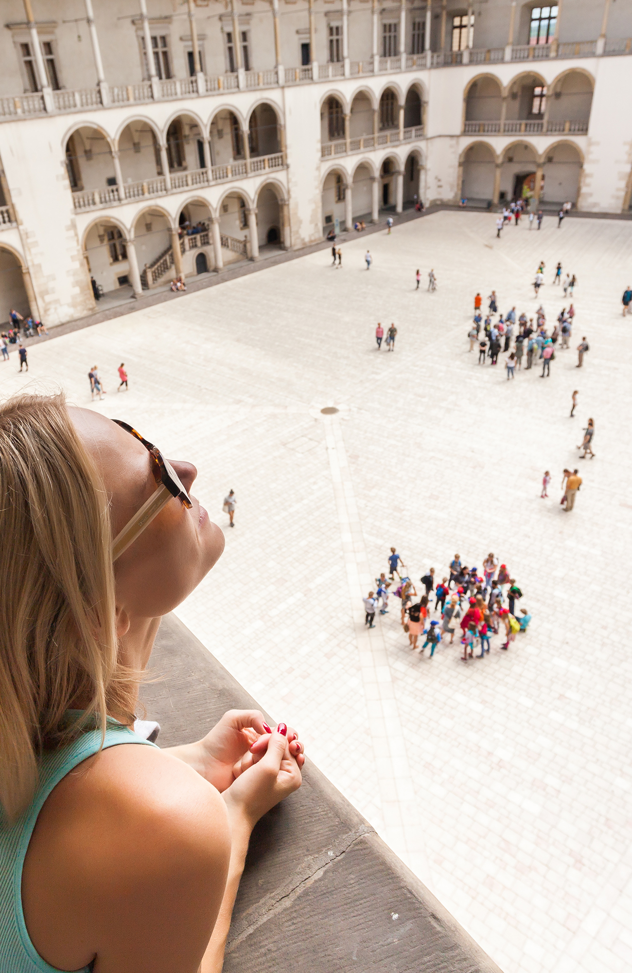 Jente som ser utover gårdsplass i krakow. foto.