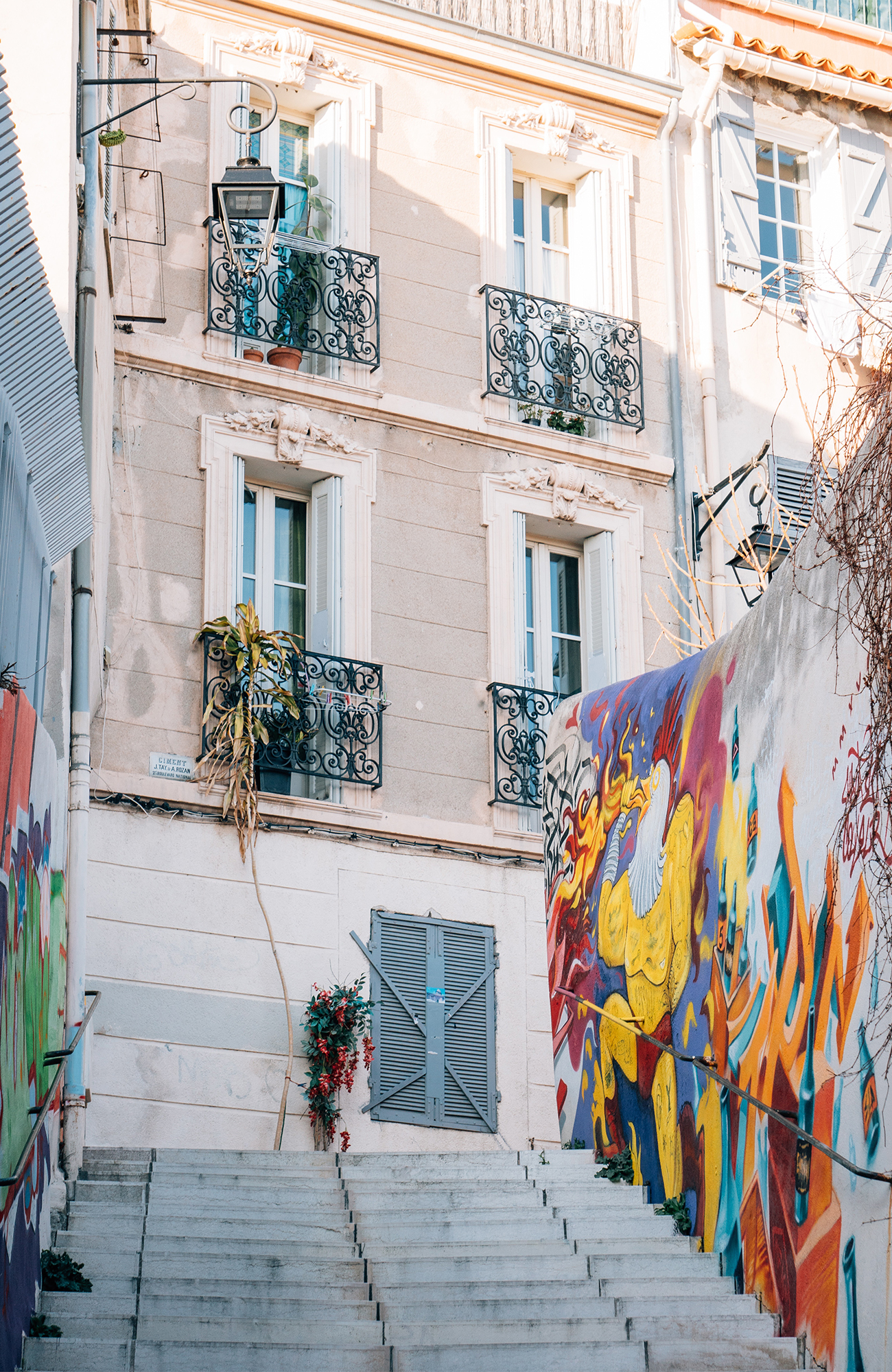 france-marseille-building-front-graffiti-stairs-sidebar
