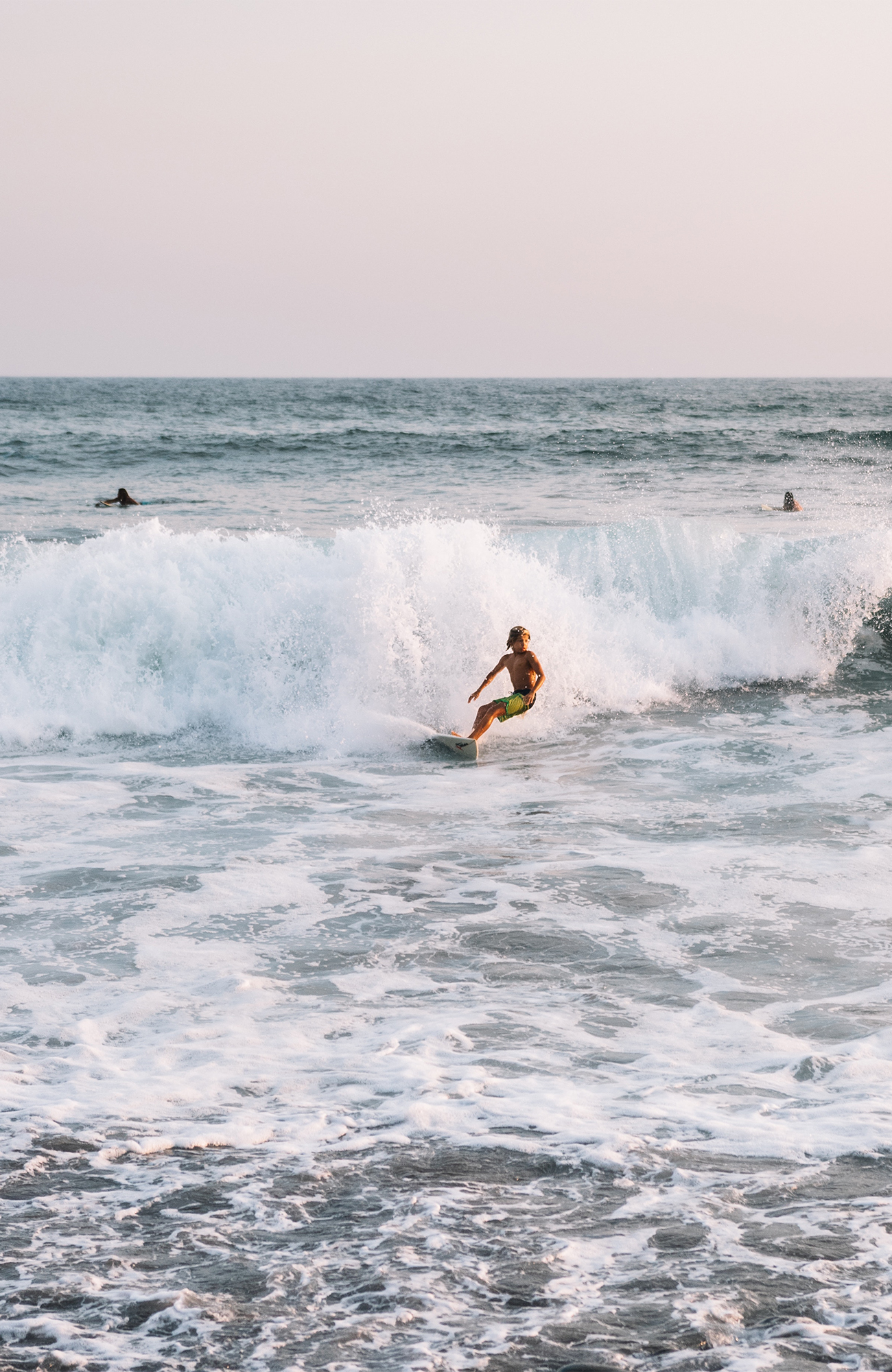 el-salvador-el-tunco-beach-surfer-sidebar
