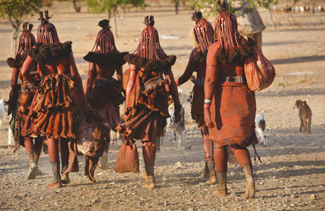 møt den lokale himba stammen på en reise til namibia