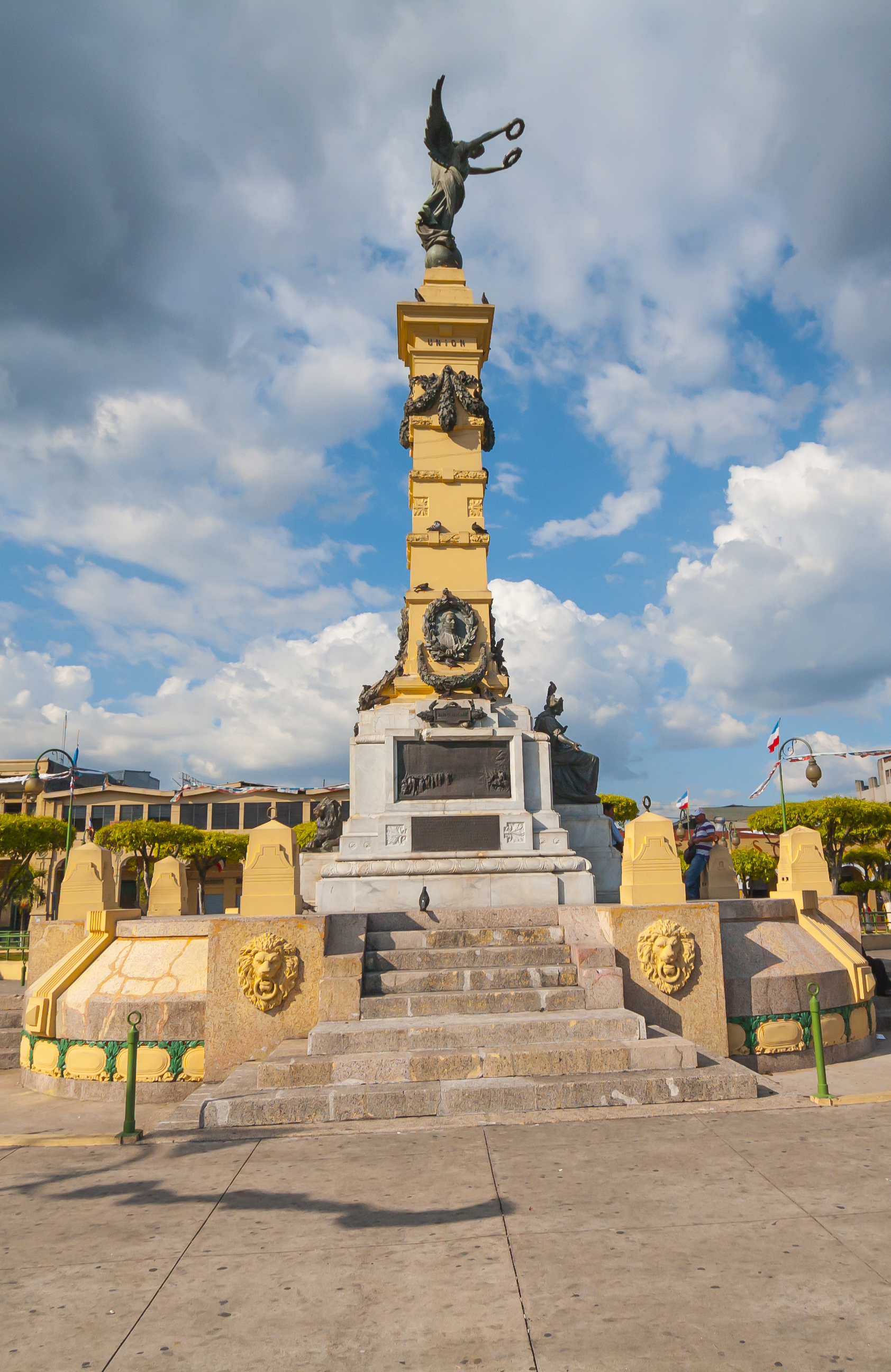 san-salvador-city-statue-cover