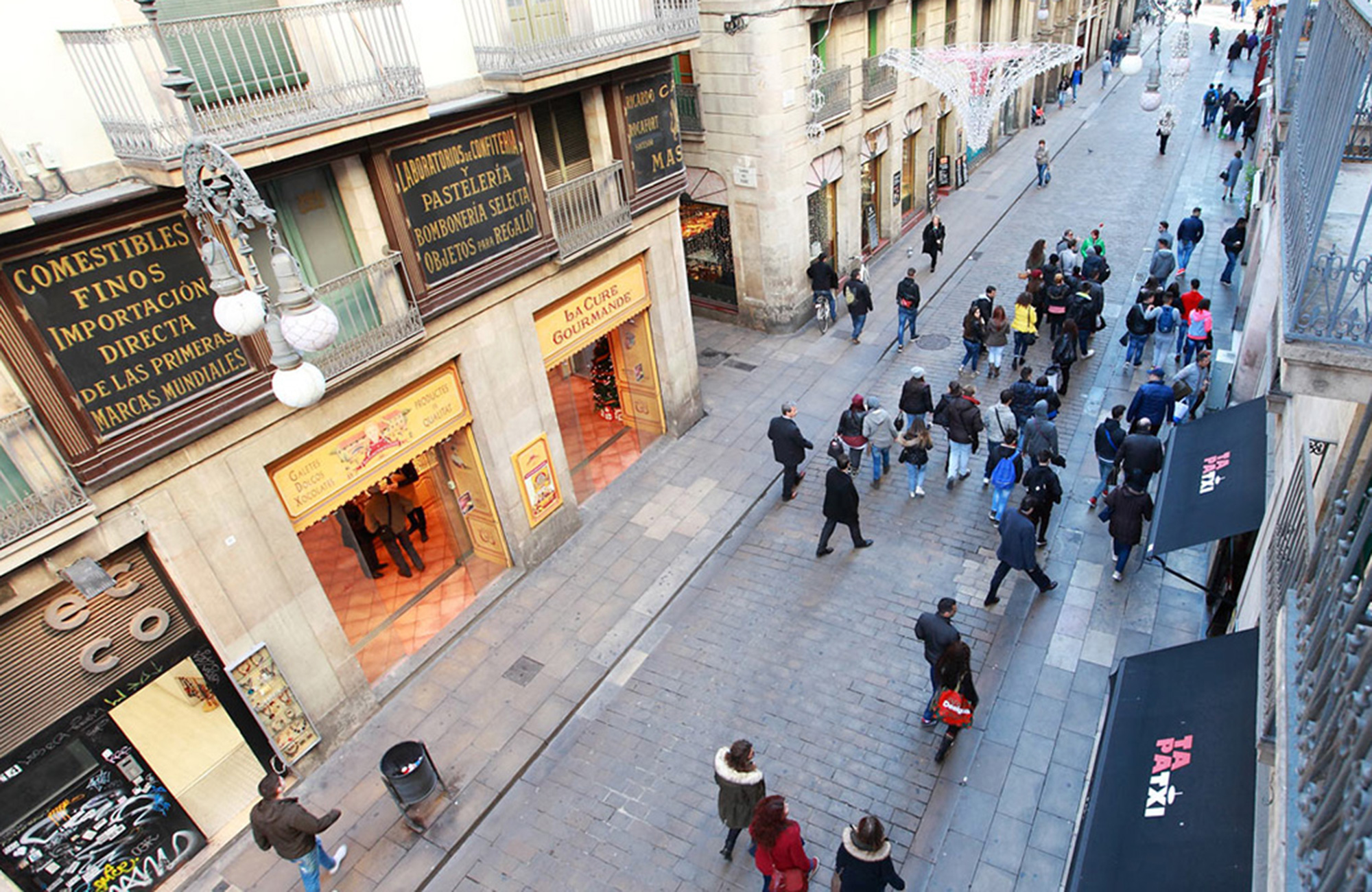 barcelona-hostal-sun-moon-balcony-view