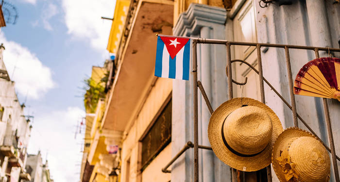 det cubanske flagget i gatene i cienfuegos 