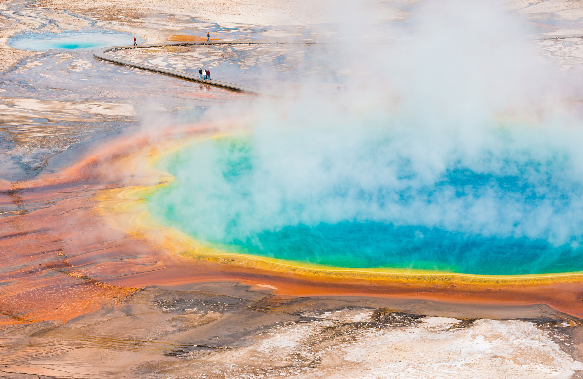 usa-yellowstone-national-park-grand-prismatic-spring-viewing-bridge