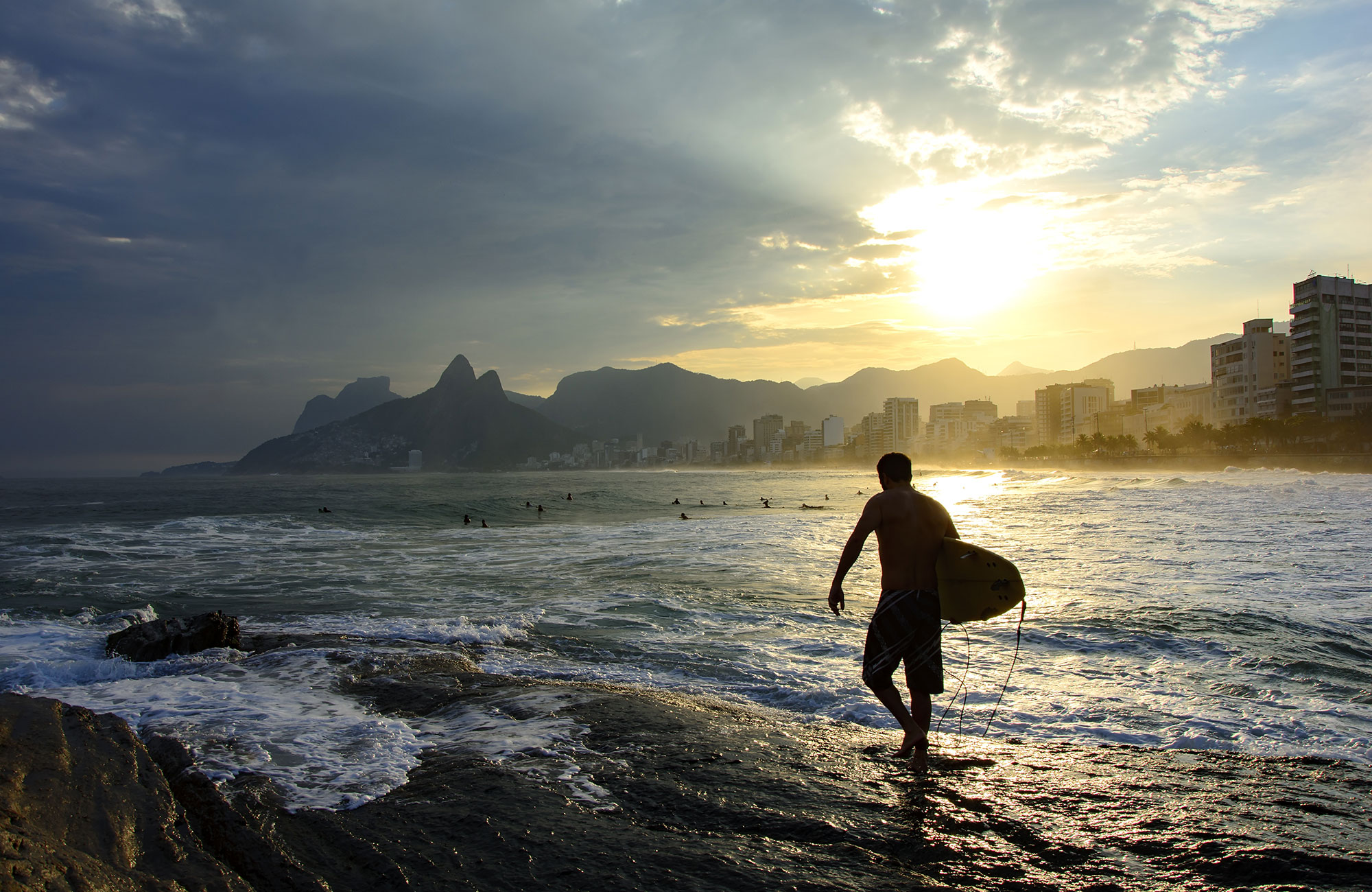 surfing-brazil-rio-de-janeiro-ipanema-sunset-at-arpoador-beach