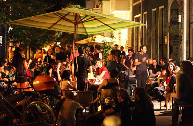 berlin-industriepalast-hostel-bar-night-outside