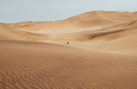 gå deg vill i sanddynene i namibia