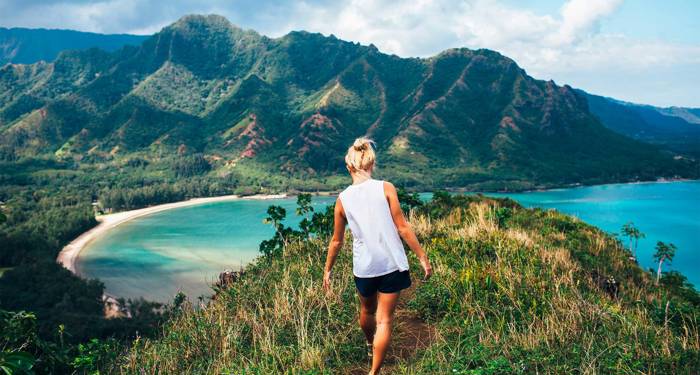 usa-hawaii-girl-hiking