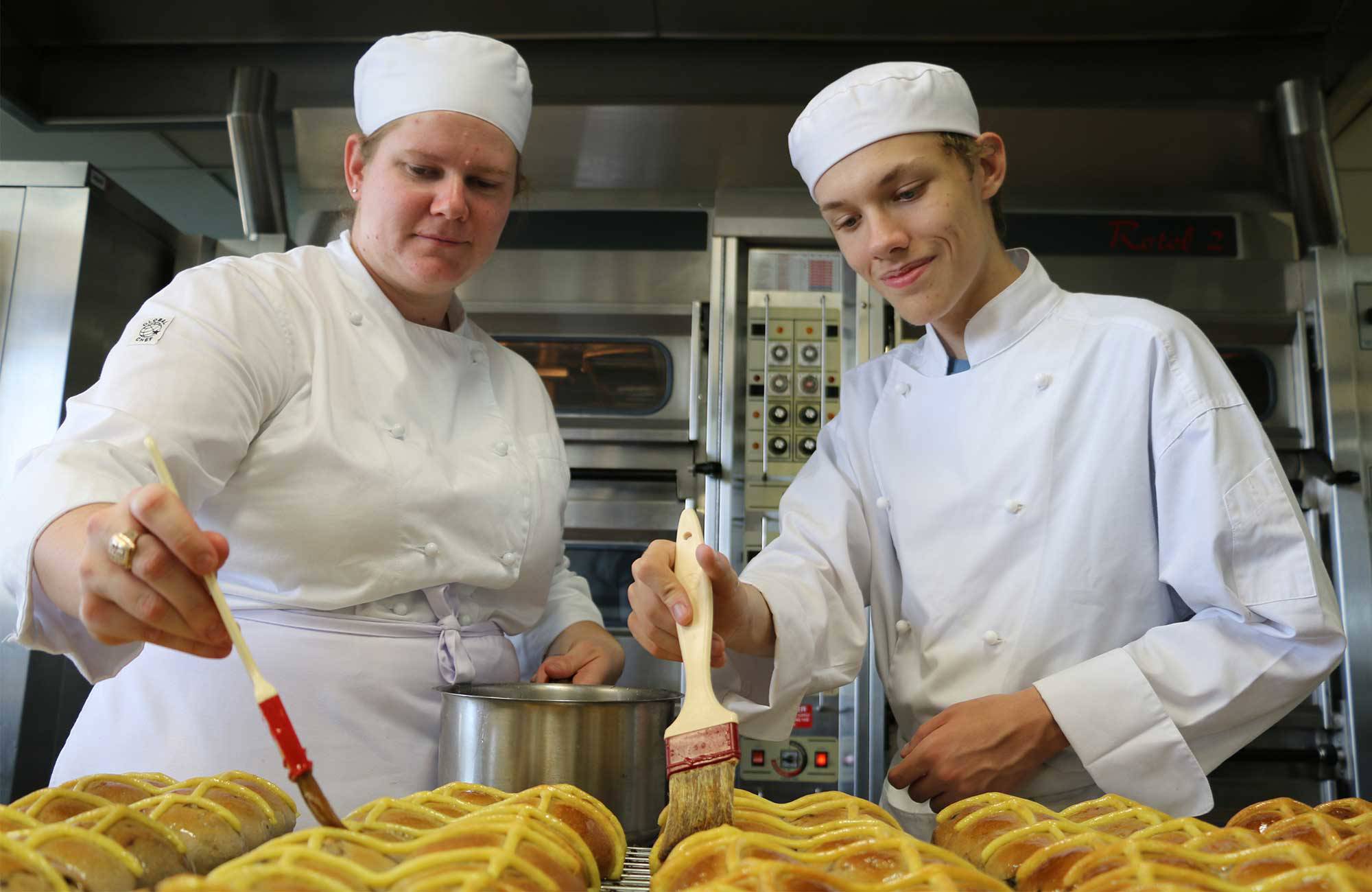 tafe-queensland-students-in-baking-class-cover