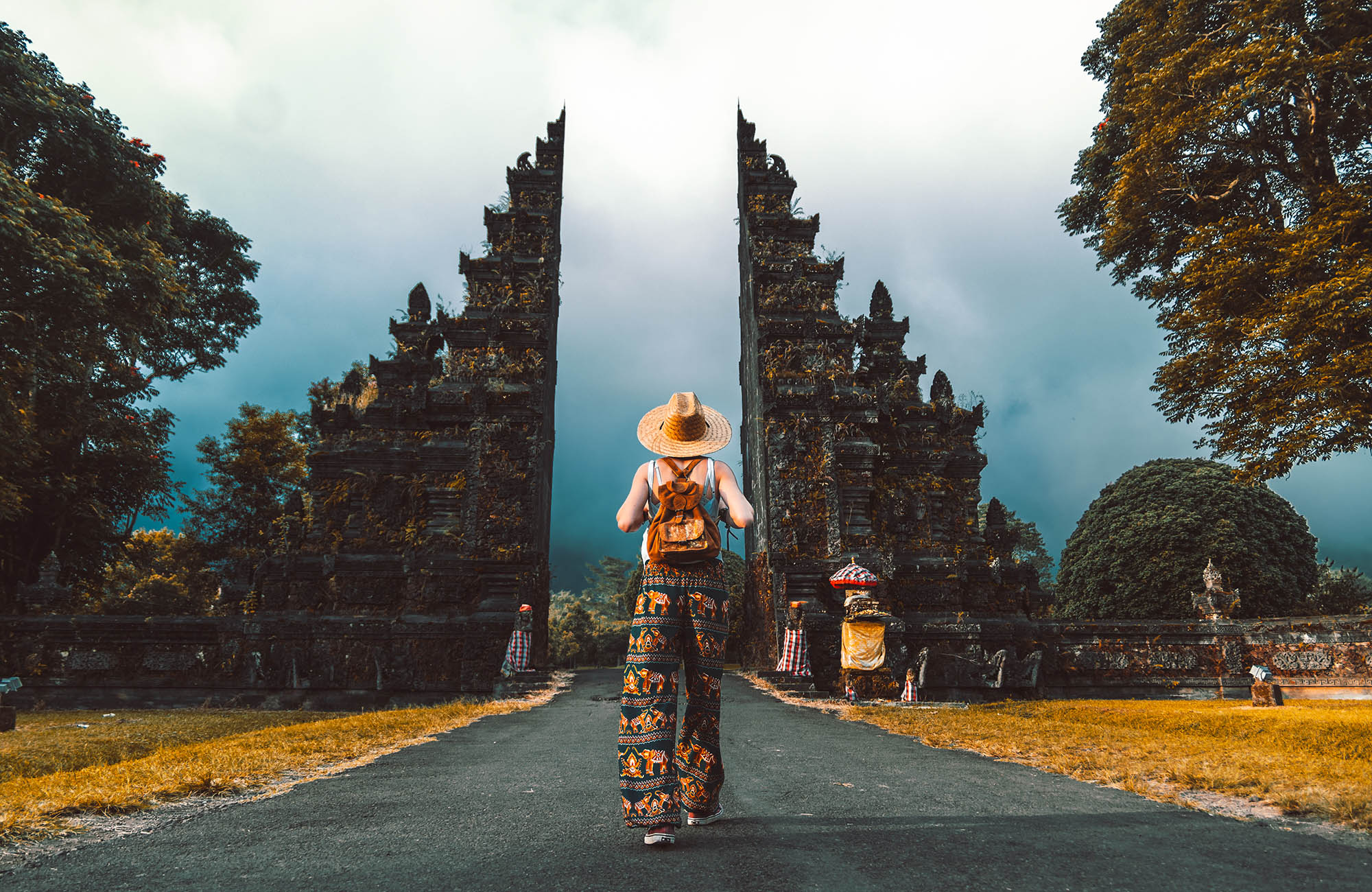 Kvinnelig reisende foran en Candi Bentar gate i Bedugul på Bali