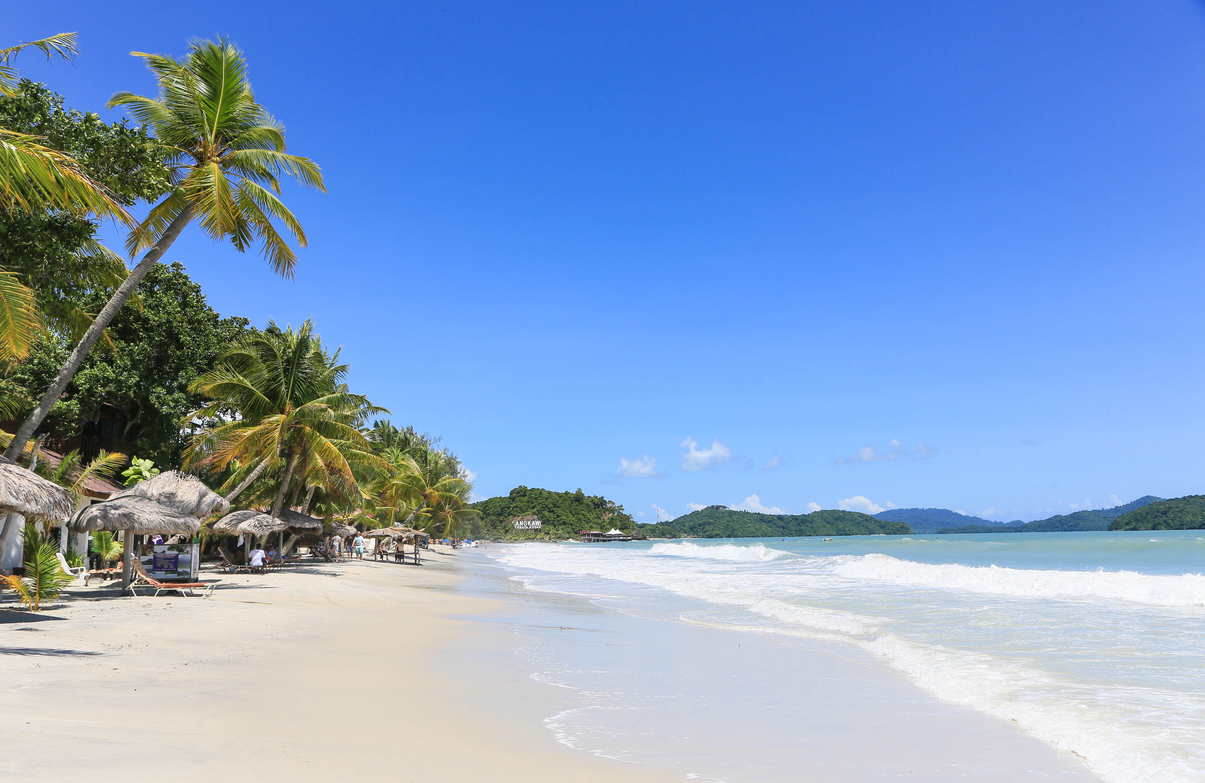 Het tropische strand van het eiland Langkawi, Maleisië