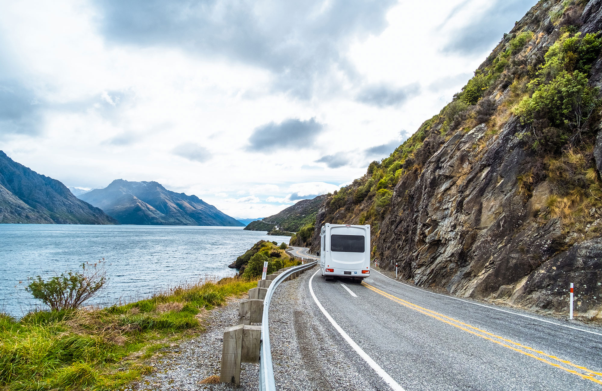 Lei en Frontier campervan på New Zealand