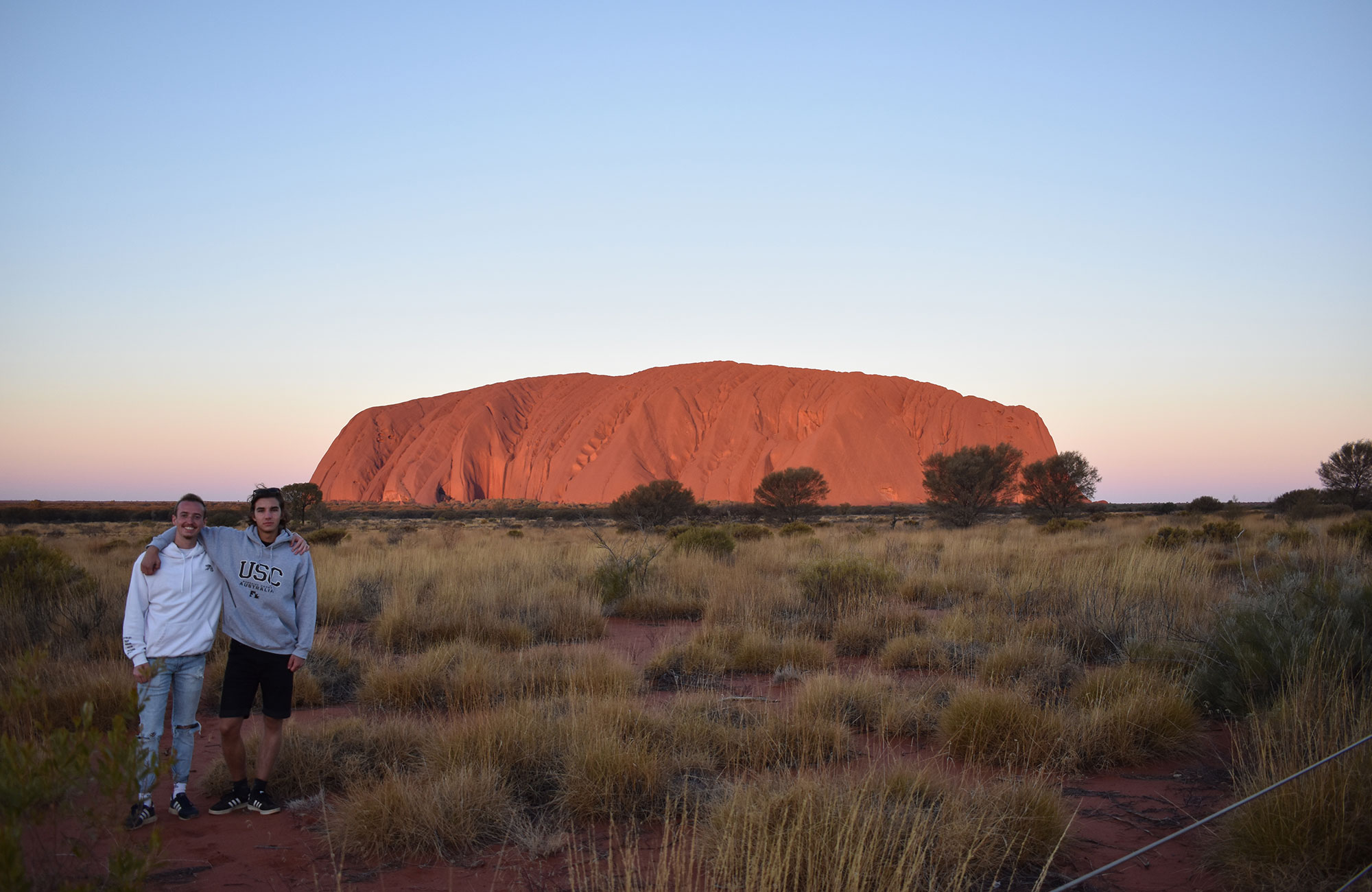 oliver og en venn ved uluru i australia