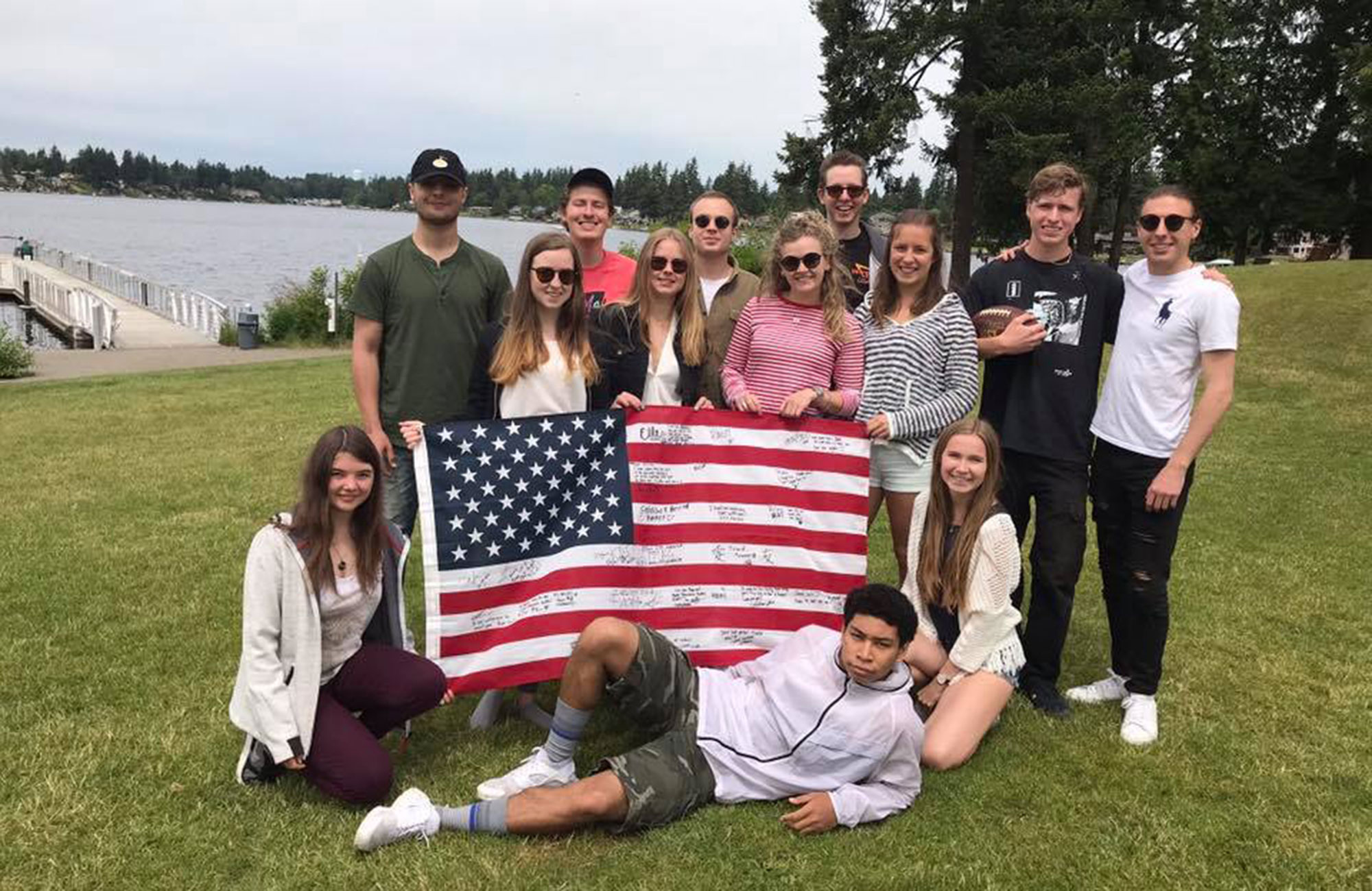 Jakob og hans venner som holder det Amerikanske flaggetfriends holding the american flag while studying at green river college