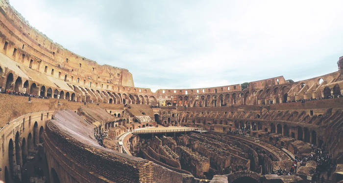 på insiden av colosseum i roma
