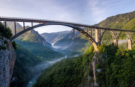 Djurdjevica-broen over elven Tara, Montenegro