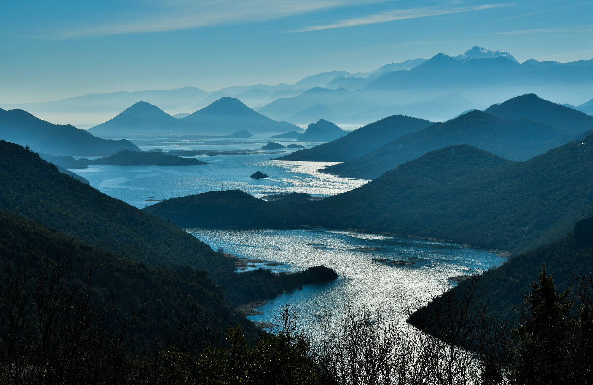 Nyt de vakre innsjøene i Montenegro i Balkan