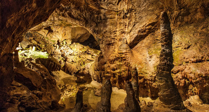 Utforsk grotten Mátyáshegyi på klassetur