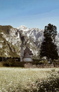 snodig kirke i en dal på reise i albania