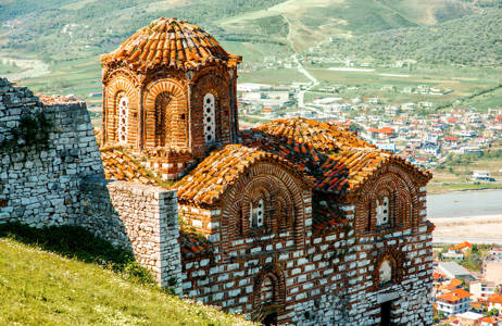 vakre gamle bygninger med flott utsikt finner du mange av på reise i albania