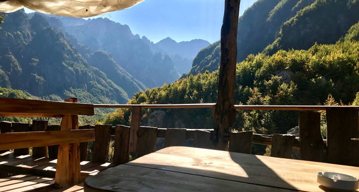 Nyt et godt måltid i fjellene i Albania