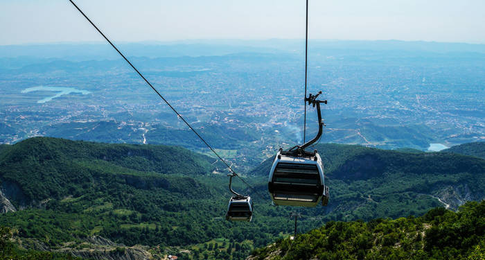  Ta en tur i taubanene for å se utsikten over Tirana ovenfra