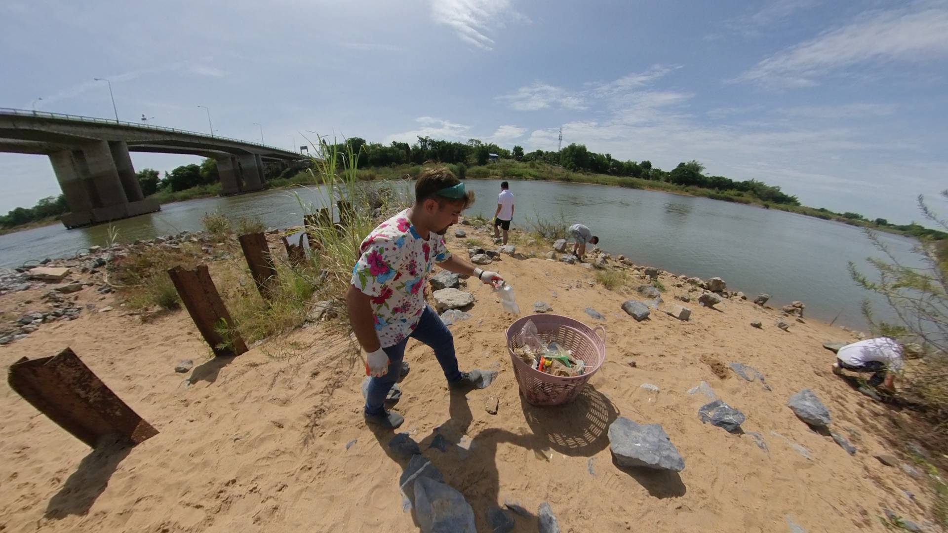 plukker plast på stranden i Singburi Thailand