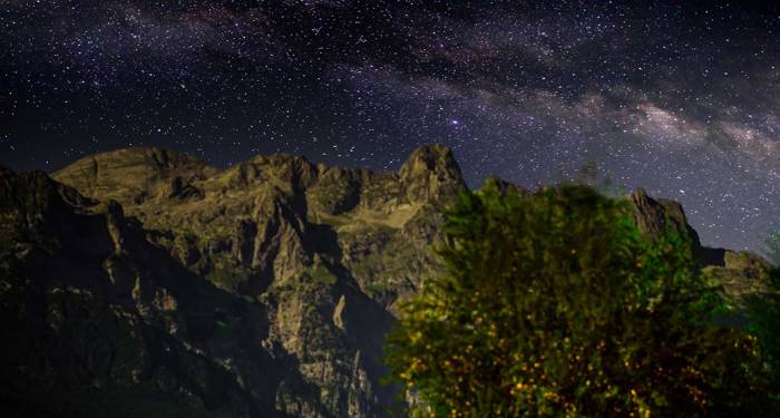  Den vakre nattehimmelen er spektakulær i fjellene i Albania