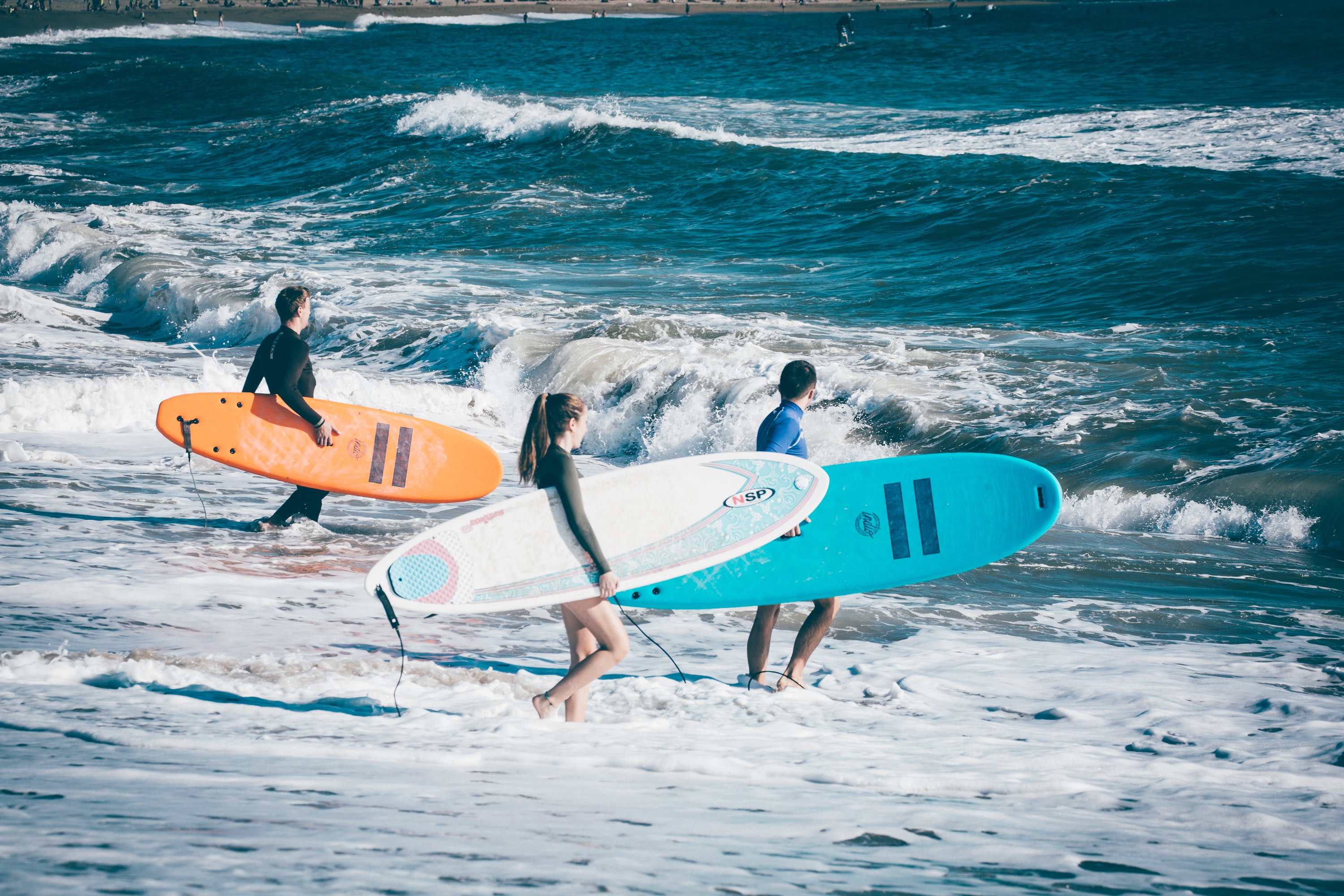Surfere på stranden i Ericeira Portugal