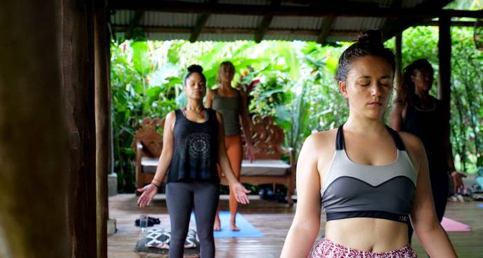 Kvinner praktiserer yoga i Costa Rica