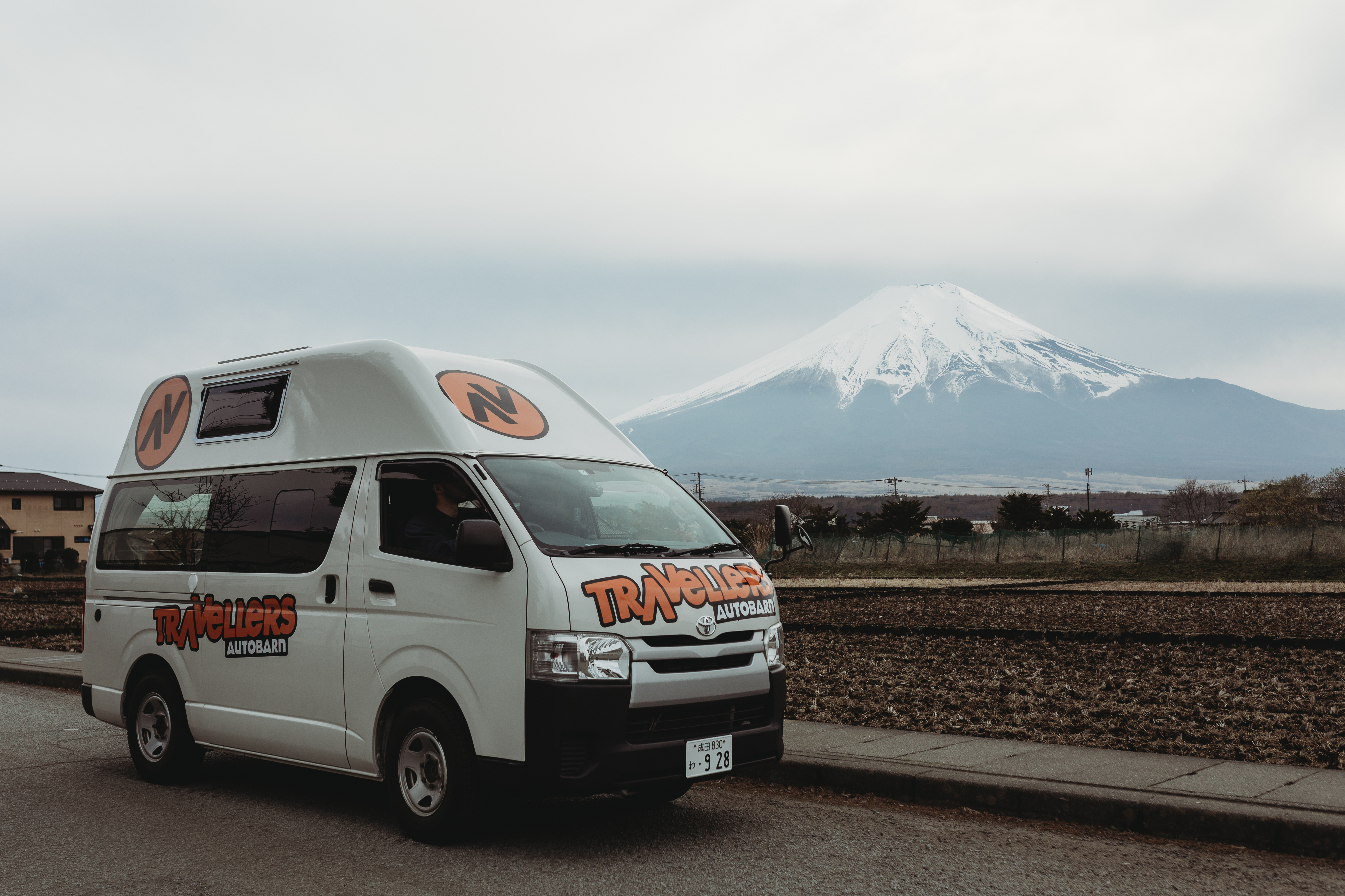 Lei en Kuga campervan fra Travellers Autobarn i Japan