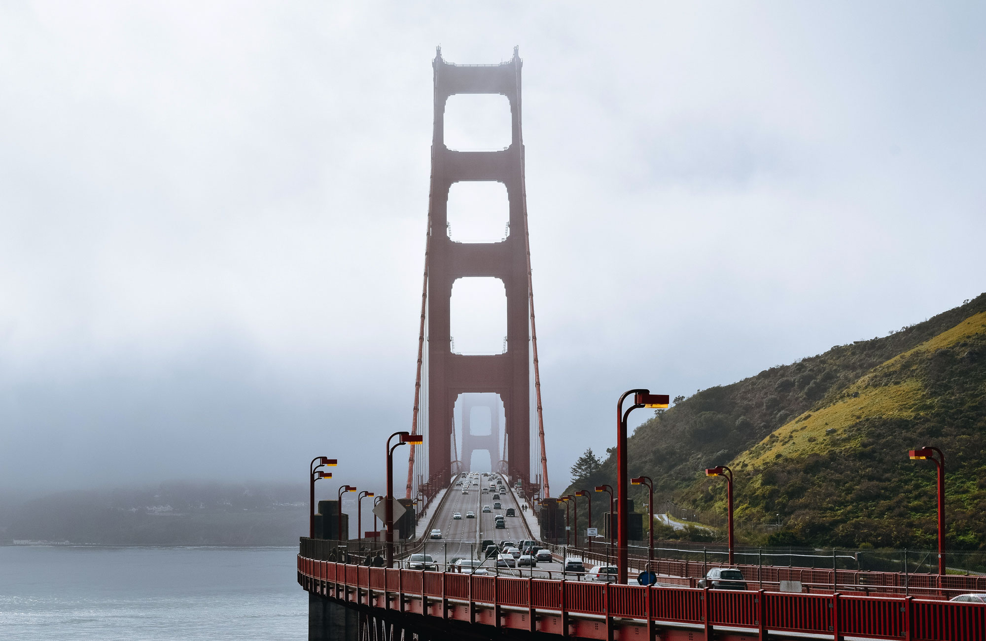 Biler som kjører på Golden Gate Bridge i San Francisco