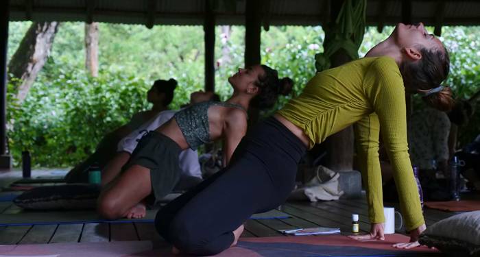 Mennesker som praktiserer yoga i Costa Rica