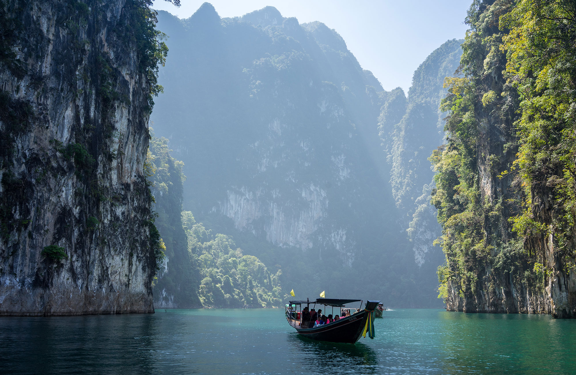 Bootje op Cheow Lan Meer in Khao Sok National Park in Thailand